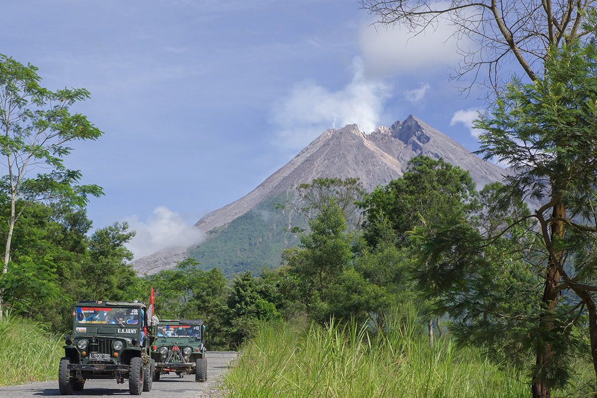 1 Day Tour (Sunrise Punthuk Setumbu - Merapi Lava Tour - Tebing Breksi)